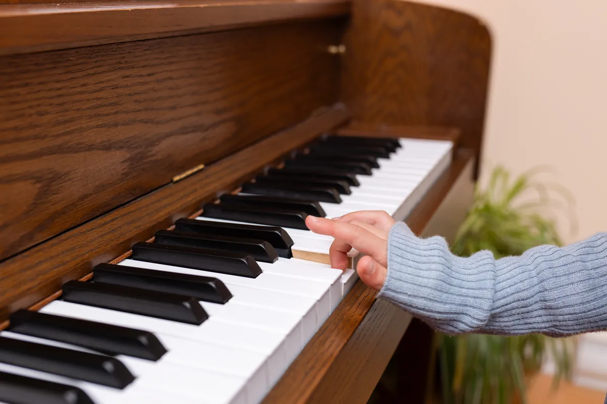 Enfant qui joue du piano lors d'une séance Éveil Piano Serclet